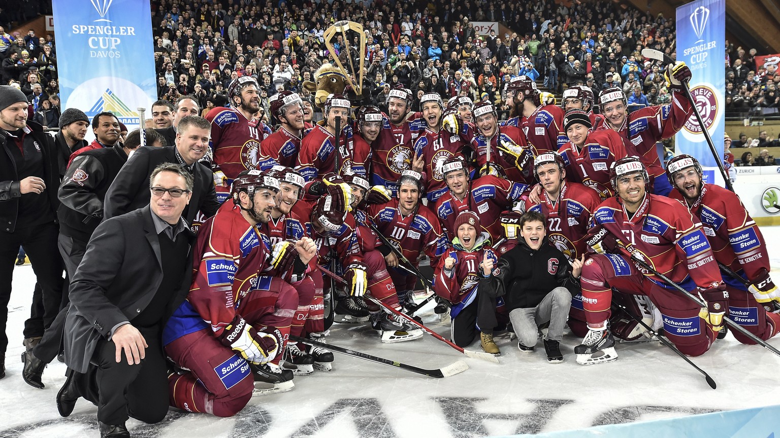 Gruppenbild mit Pokal: Servette gewinnt gegen Ufa den Spengler Cup 2014.