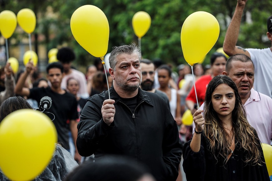 epa07862104 Residents of the Alemas favela complex protest, a day after the killing of eight year old Agatha Felix during a police operation in a favela in Rio de Janeiro, Brazil, 22 September 2019. E ...