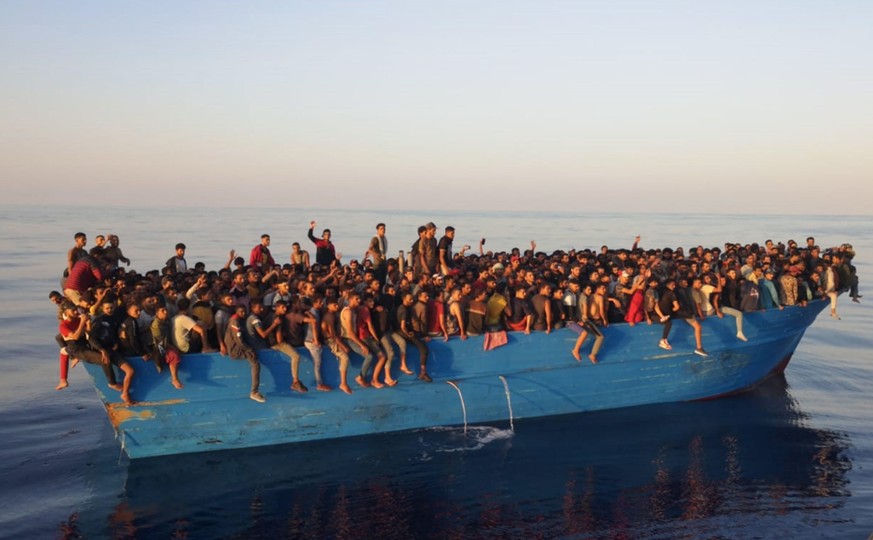 epaselect epa09433267 The approximately 400 migrants on a boat off the island of Lampedusa, Italy, 28 August 2021. The migrants were transferred to patrol boats and boats of the Capitaneria di Porto ( ...