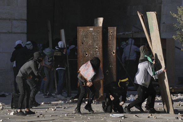 Palestinians clash with Israeli security forces at the Al Aqsa Mosque compound in Jerusalem&#039;s Old City Friday, April 15, 2022. (AP Photo/Mahmoud Illean)