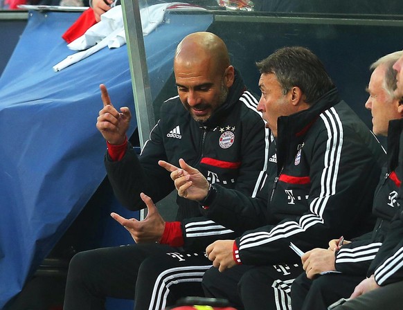 Pep Guardiola unterhält sich angeregt mit seinem Co-Trainer&nbsp;Domenec Torrent – Bayrisch plaudern die Fussball-Fachmänner wohl nicht.