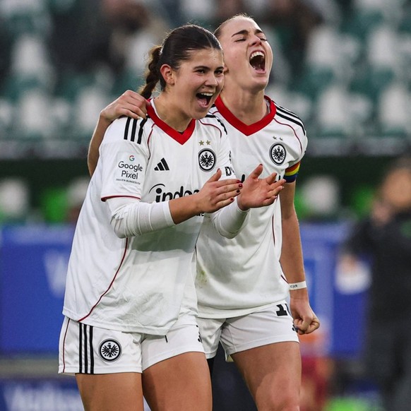 Laura Freigang Eintracht Frankfurt,10 und Noemi Ivelj Eintracht Frankfurt,4 - Google Pixel Frauen-Bundesliga Saison 2025-2026 VfL Wolfsburg vs. Eintracht Frankfurt in der Volkswagen Arena in Wolfsburg ...