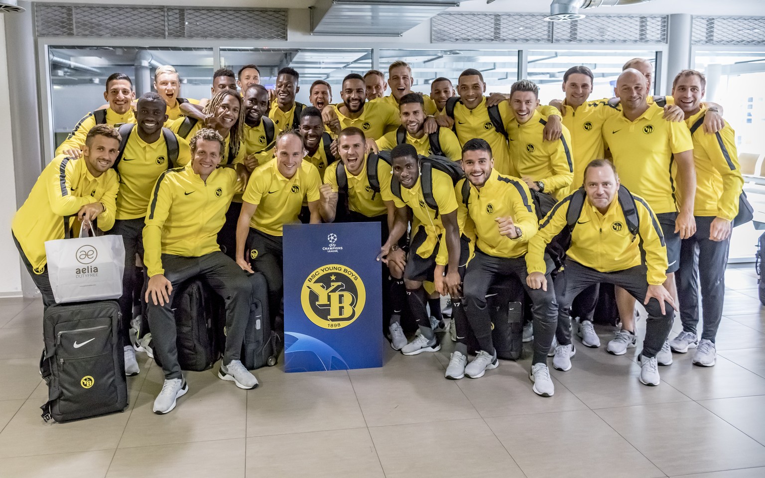 Die YB-Spieler und Staff bei ihrer Ankunft am Flughafen Bern nach dem Champions League-Playoff-Rueckspiel zwischen Dinamo Zagreb und BSC Young Boys in Bern am 29. August 2018. (KEYSTONE/Thomas Hodel)