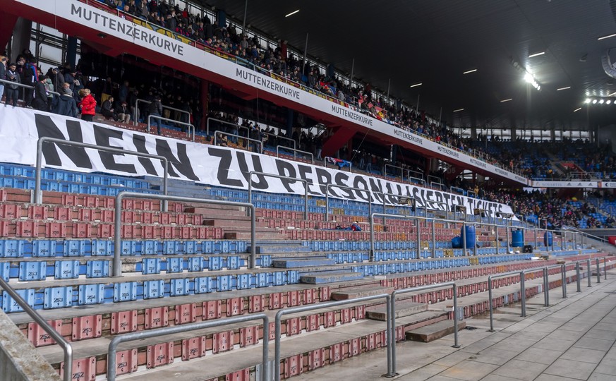 Aus Protest gegen personalisierte Tickets haben die Fans der Muttenzerkurve vor der Pause das Stadion verlassen im Fussball Meisterschaftsspiel der Super League zwischen dem FC Basel 1893 und dem FC L ...