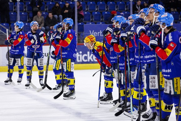 EHC Kloten PostFinance Top Scorer Robert Leino und seine Mitspieler enttauescht nach der Niederlage in dem Qualifikationsspiel der Eishockey-Meisterschaft der National League zwischen den Teams EHC Kl ...