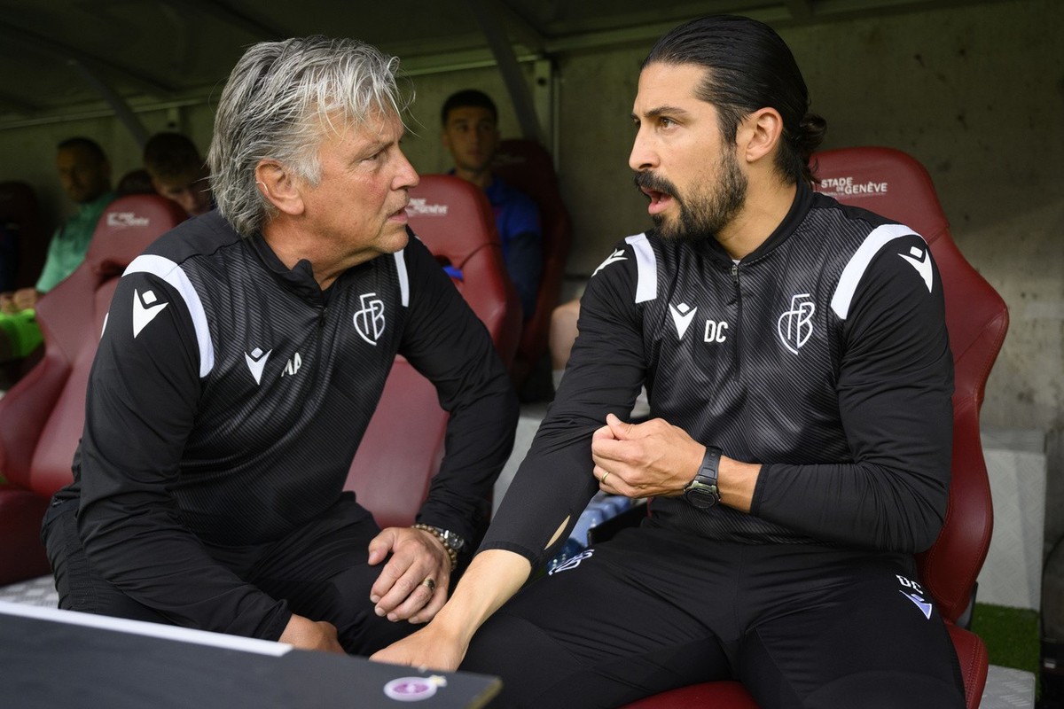 L'entraineur assistant du FC Basel Martin Andermatt, gauche, parle avec l'entraineur assistant du FC Basel Davide Calla, droite, lors de la rencontre de football de Super League entre le Ser ...