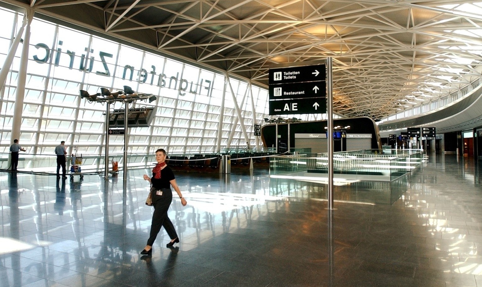 Blick ins neue Airside Center am Flughafen Zuerich Kloten, aufgenommen am Mittwoch, 8. September 2004. Am kommenden Wochenende finden am Flughafen die Erlebnistage statt, an welchem die Besucherinnen  ...