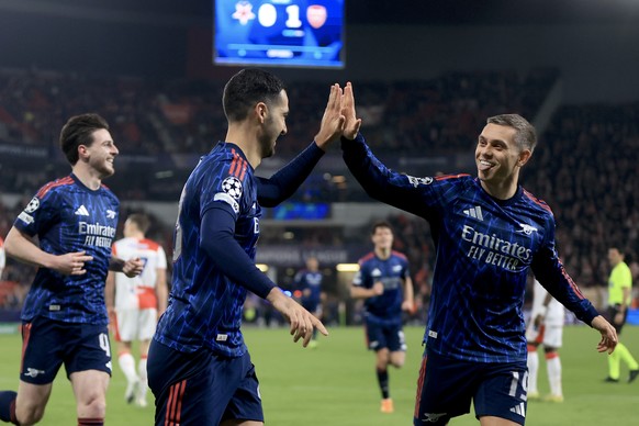 epa12503244 Arsenal&#039;s Mikel Merino (C) celebrates with teammate Leandro Trossard (R) after scoring the 0-2 goal during the UEFA Champions League league phase match between SK Slavia Praha and Ars ...