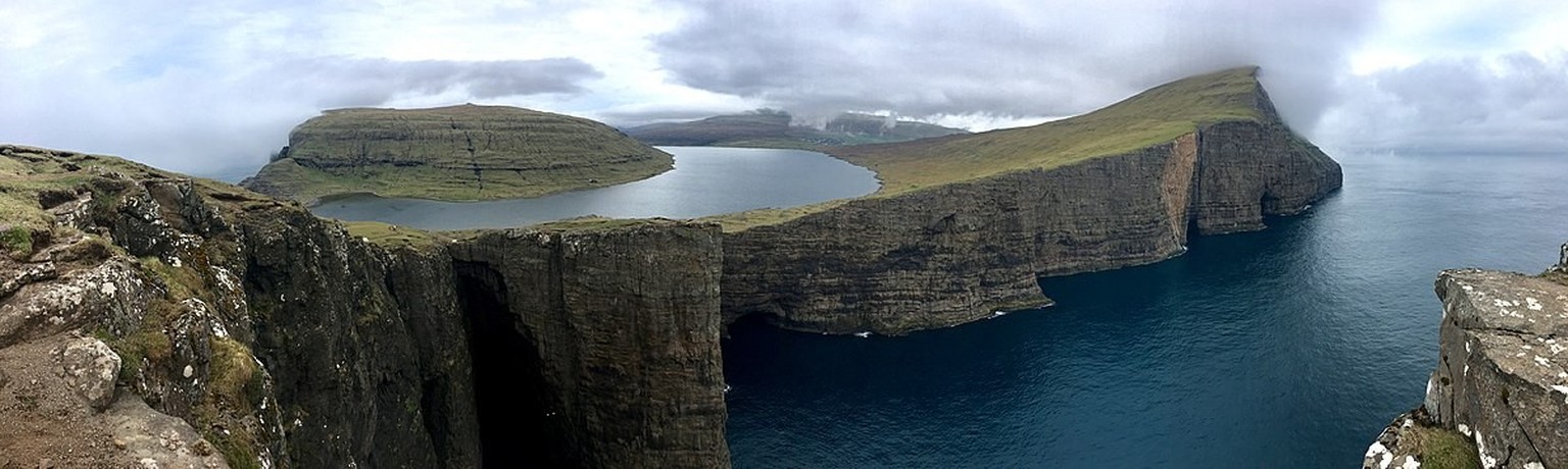 Sørvágsvatn/Leitisvatn auf Vágar, Färöer.
https://commons.wikimedia.org/w/index.php?curid=79107515