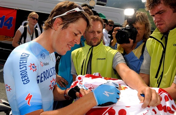 epa01470562 Austria&#039;s Bernhard Kohl of Team Gerolsteiner signs autographs after the Tour of Germany&#039;s prologue in Kitzbuehel, Austria, 29 August 2008. This year&#039;s Tour of Germany leads  ...