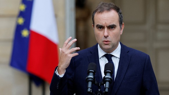 epa12438811 French outgoing Prime Minister Sebastien Lecornu delivers a statement in the courtyard of the Hotel Matignon following a series of talks with political parties&#039; leaders, in Paris, Fra ...