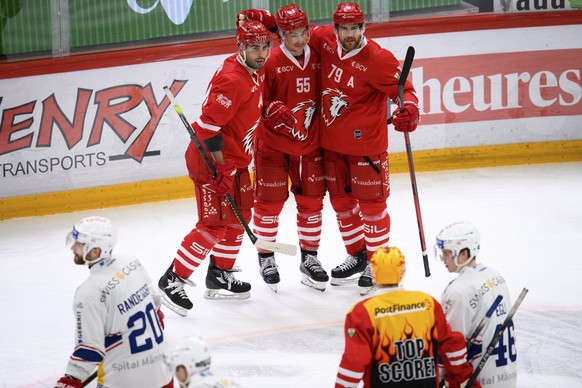 De gauche a droite en rouge, le defenseur lausannois Mark Barberio, l&#039;attaquant lausannois Charles Hudon et le defenseur lausannois Joel Genazzi celebrent le but du 4 a 3 lors du match a huis clo ...