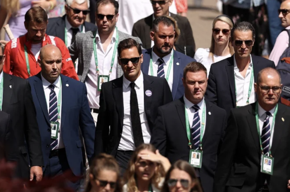 Reto Staubli (rechts mit Sonnenbrille neben Federer) im Juli in Wimbledon.