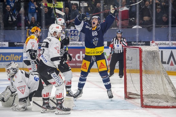 Die Zuger mit Fabrice Herzog feiern das Tor zum 2:1 beim Eishockey Playoff-Viertelfinalspiel, Spiel 1, der National League zwischen dem EV Zug und dem HC Lugano am Freitag, 25. Maerz 2022 in Zug. (KEY ...