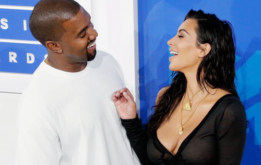 epaselect epa05513634 US entertainers Kim Kardashian (R) and Kayne West (L) arrive on the red carpet for the 33rd MTV Video Music Awards (VMA) at Madison Square Garden in New York, New York, USA, 28 A ...