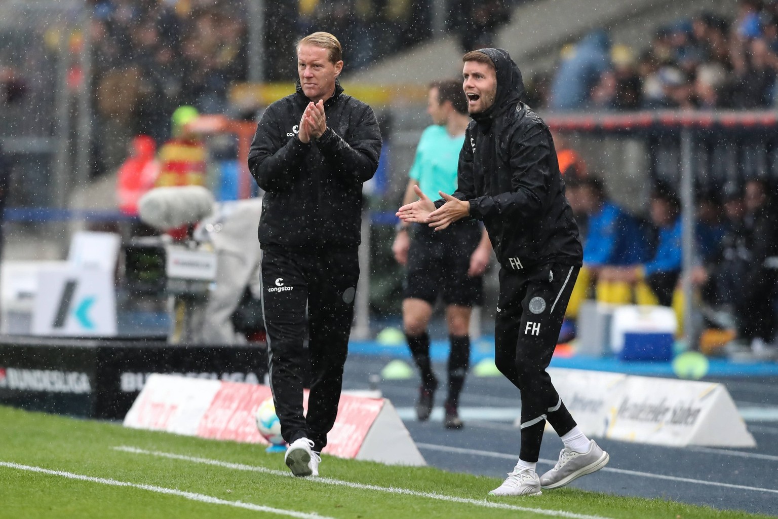 Trainer Timo Schultz FC St. Pauli und Co-Trainer Fabian Hürzeler FC St. Pauli- 2. Fußball Bundesliga Saison 2022-2023 Eintracht Braunschweig vs. FC St. Pauli im Eintracht Stadion in Braunschweig - Fuß ...