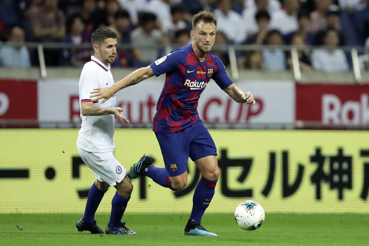 epa07735766 FC Barcelona's Ivan Rakitic (R) in action during a pre-season friendly soccer match between FC Barcelona and Chelsea FC in Saitama, north of Tokyo, Japan, 23 July 2019. EPA/KIYOSHI OT ...