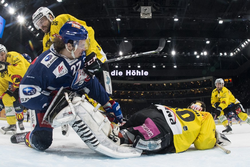 Zuercher Roman Wick, links, kaempft um den Puck gegen Bern Goalie Leonardo Genoni, rechts, im zweiten Eishockey Playoff-Halbfinalspiel der National League zwischen den ZSC Lions und dem SC Bern am Don ...