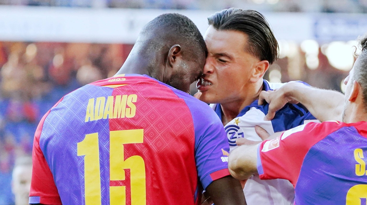 Foto Manuel Geisser 11.09.2022 Fussball Super League Saison 2022/2023 FC Basel - Grasshopper Club Zuerich. 15 Kasim Adams FC Basel gegen Renat Dadashov GC r. Aktion Zweikampf *** Photo Manuel Geisser ...