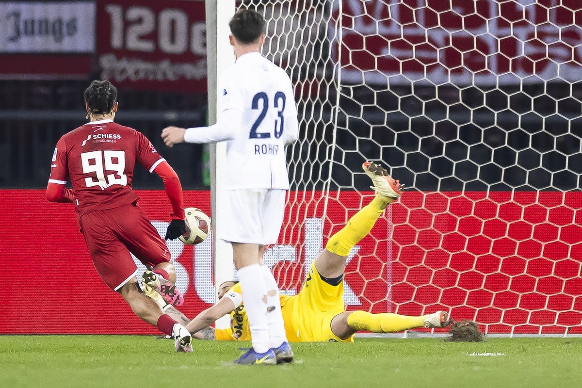 FC Winterthurs Nishan Burkart, links, schiesst das Tor zum 0-1 gegen Zuerichs Torwart Yanick Brecher, rechts, im Schweizer Fussball Cup Viertelfinalspiel zwischen dem FC Zuerich und dem FC Winterthur  ...