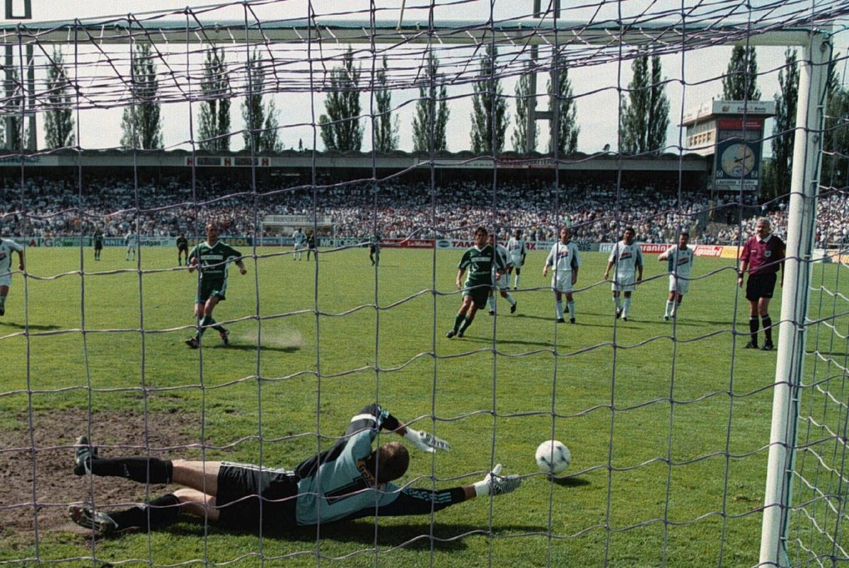 Brunner ahnt die richtige Ecke, aber es benötigt ihn nicht: Der Penalty von Vurens wird am Pfosten vorbei gehen.