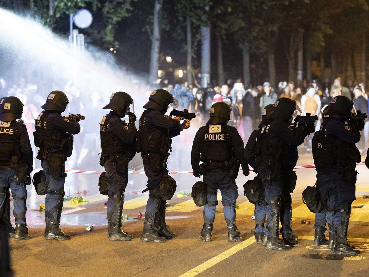 Die Polizei setzt Wasserwerfer und Gummischrot ein, am Mittwoch, 23. September 2021, in Bern. Die Kantonspolizei Bern wappnet sich gegen eine unbewilligte Kundgebung von Coronamassnahmen Gegner und wi ...