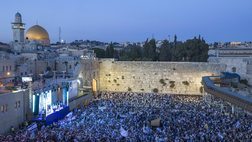 epa05987308 View of the Western Wall, the holiest site in Judaism, as tens of thousands of mainly right-wing Israelis flock to the holy site in the Old City of Jerusalem, 24 May 2017 during the annual ...