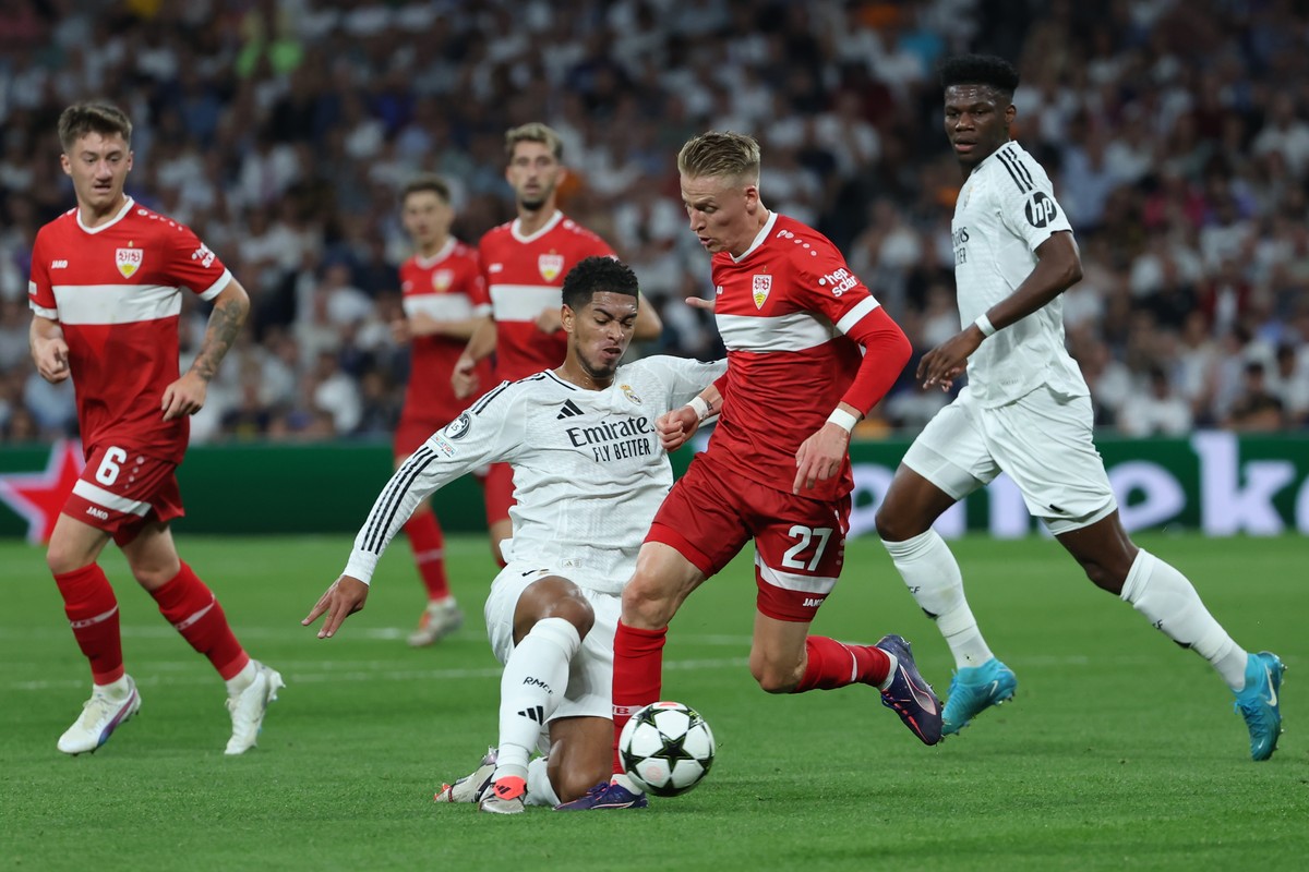 epa11610589 Real Madrid's Jude Bellingham (L) in action against Vfb Stuttgart's Chris Fuhrich (R) during the UEFA Champions League soccer match between Real Madrid and VfB Stuttgart, in Madr ...