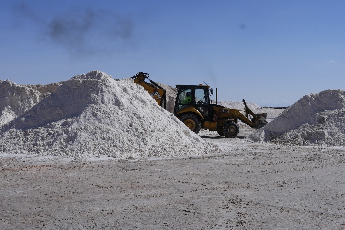 A worker transports salt to be processed at a lithium carbonate plant after the plant's opening ceremony in the Uyuni salt desert on the outskirts of Llipi, Bolivia, Friday, Dec. 15, 2023. Lithiu ...