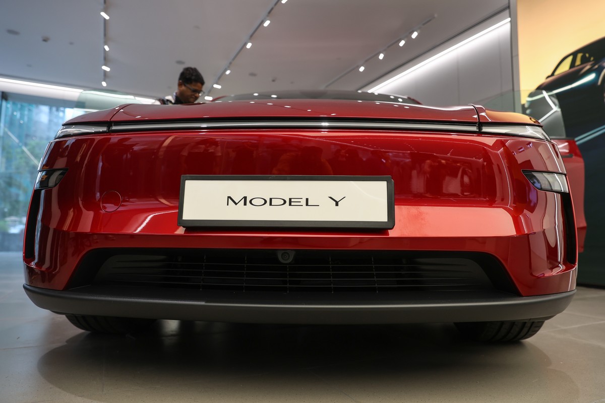 epa12238926 A Tesla Model Y car on display inside a newly inaugurated Tesla car showroom in Mumbai, India, 15 July 2025. The US car manufacturing company Tesla has opened its first showroom in the cou ...