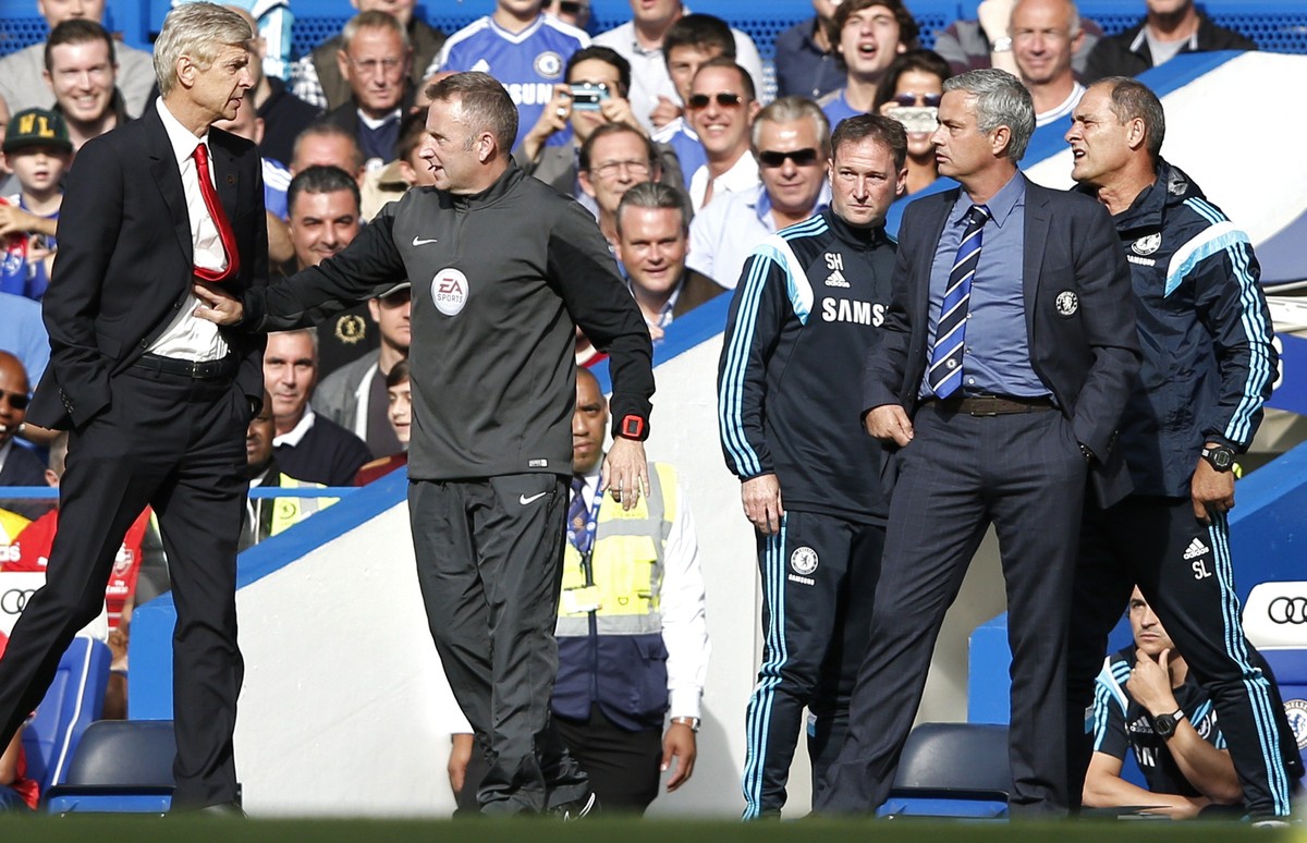 Zwei Männer, zwei Meinungen: Trotz beiderseits eleganter Aufmachung benehmen sich Wenger und Mourinho nicht immer gentlemanlike.&nbsp;