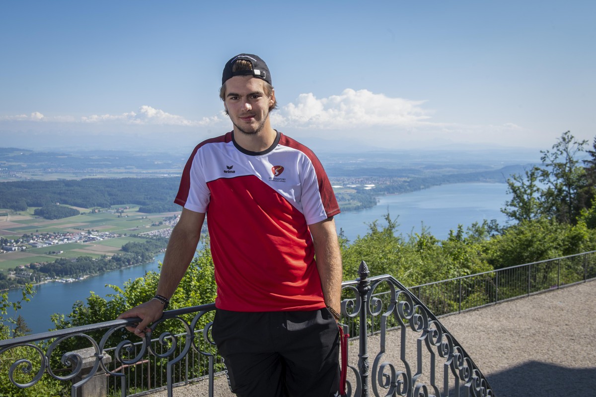 Nico Hischier ist ein Schweizer Eishockeyspieler, der seit Juli 2017 bei den New Jersey Devils aus der National Hockey League NHL unter Vertrag steht, am Montag 18. Mai 2020 in Magglingen. Foto Marcel ...