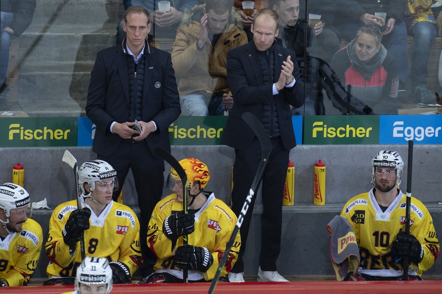 Berns Head Coach Johan Lundskog, rechts, und Assistent Mikael Hakanson, links, waehrend dem Qualifikations-Spiel der National League, zwischen den SCL Tigers und dem SC Bern, am Freitag 29. Oktober 20 ...