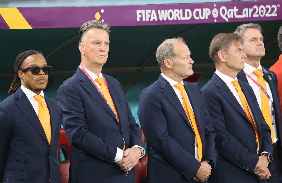 epa10328117 Head coach Louis Van Gaal (2-L) of the Netherlands before the FIFA World Cup 2022 group A soccer match between the Netherlands and Ecuador at Khalifa International Stadium in Doha, Qatar,  ...