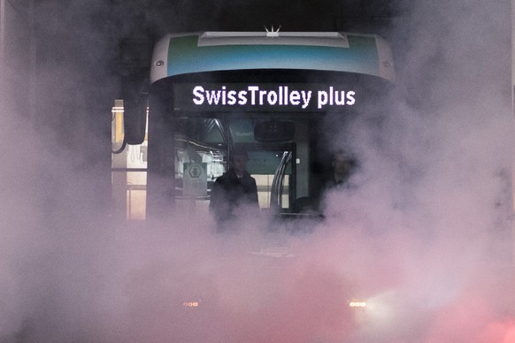 JAHRESRUECKBLICK 2017 - JANUAR - Der neue &quot;Swiss Trolley plus&quot; faehrt aus der Lagerhalle anlaesslich der Praesentation der Entwicklung neuer Batterie-Trolleybusse, aufgenommen am Dienstag, 1 ...