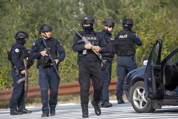 epa10885376 Armed police officers from Kosovo stand at a security checkpoint near the village of Banjska, Kosovo, September 27, 2023. A Kosovo Albanian police officer was killed by a Serbian rifle on September 24...