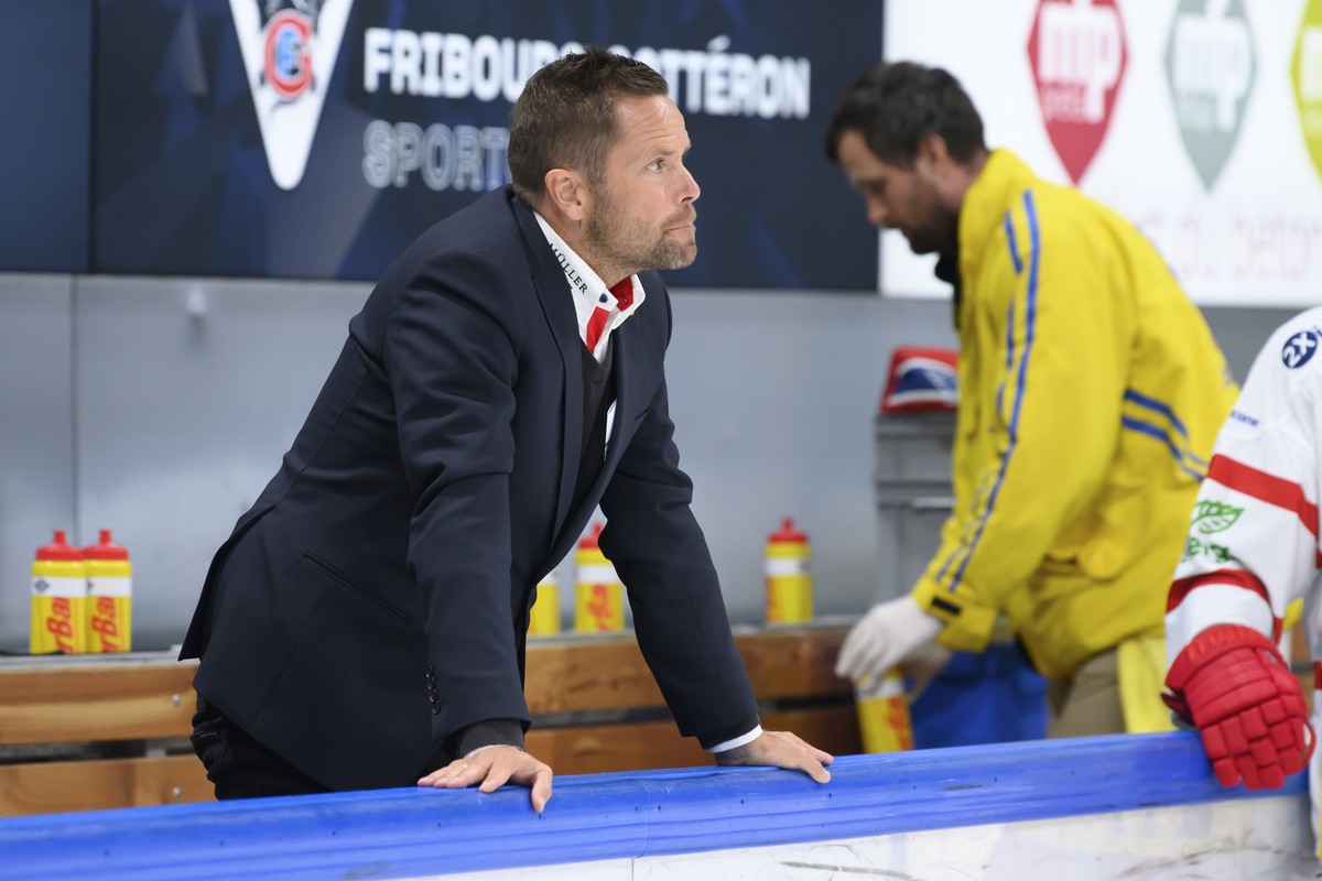 SC Rapperswil-Jona Lakers Trainer Stefan Hedlund reagiert nach der Niederlage (1-3), beim Eishockey Meisterschaftsspiel der National League A zwischen den HC Fribourg Gotteron und dem SC Rapperswil-Jo ...