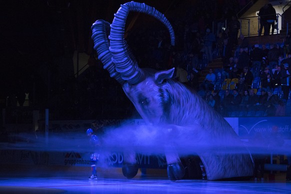 Andres Ambuehl von Davos laeuft ein, beim Eishockey-Qualifikationsspiel der National League A zwischen dem HC Davos und dem SC Bern, am Freitag, 3. November 2017, in der Vaillant Arena in Davos. (KEYS ...