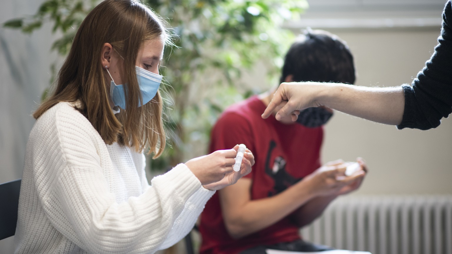 Eine Schuelerin beklebt ein Roehrchen fuer den Antigen-Schnelltest, an der Evangelischen Mittelschule Schiers, am Freitag, 8. Januar 2021, in Schiers. In der Schule Malans, vor Ort und im Bildungszent ...