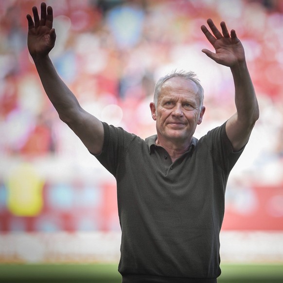 Fussball 1. Bundesliga Saison 2023/2024 33. Spieltag SC Freiburg - 1. FC Heidenheim 11.05.2024 Trainer Christian Streich SC Freiburg verabschiedet sich von den Fans nach mehr als 12 Jahren Cheftrainer ...