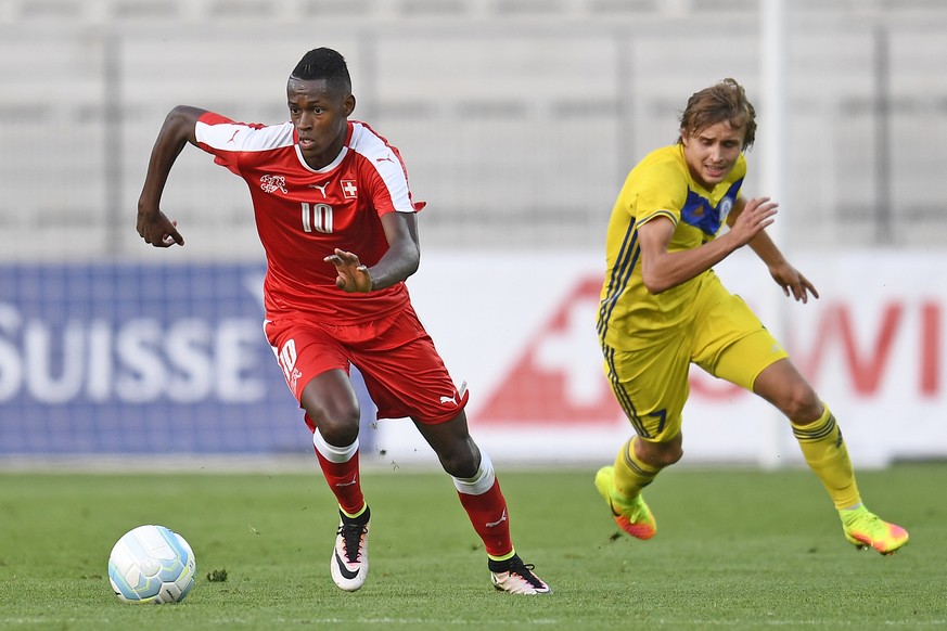 02.09.2016; Biel; Fussball U21 EM Quali - Schweiz - Kasachstan;
Edimilson Fernandes (SUI) gegen Maksim Fedin (KAZ)
 (Urs Lindt/freshfocus)