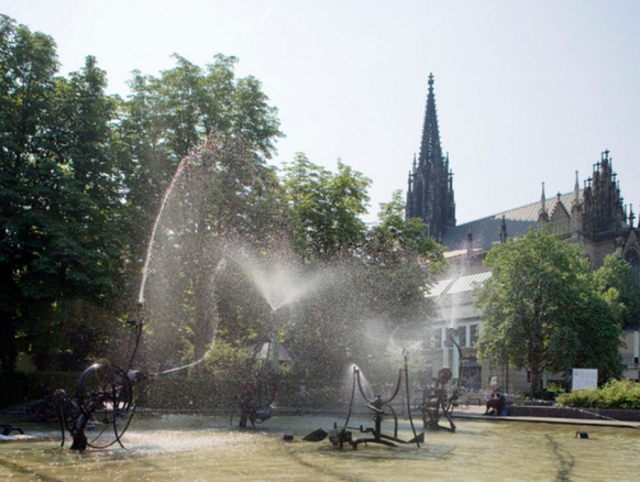 Lust auf Tinguely? Passt – einfach am Basler Theaterplatz mit Tinguely-Brunnen raushüpfen.