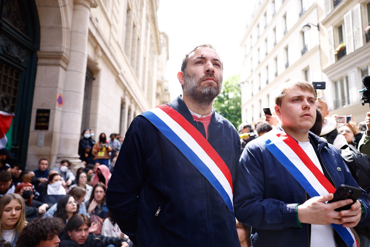 epa11308373 French members of Parliament for left wing party La France Insoumise (LFI) Thomas Portes (C) and Louis Boyard (R) stand with Pro-Palestinian demonstrators gathering outside the Sorbonne Un ...