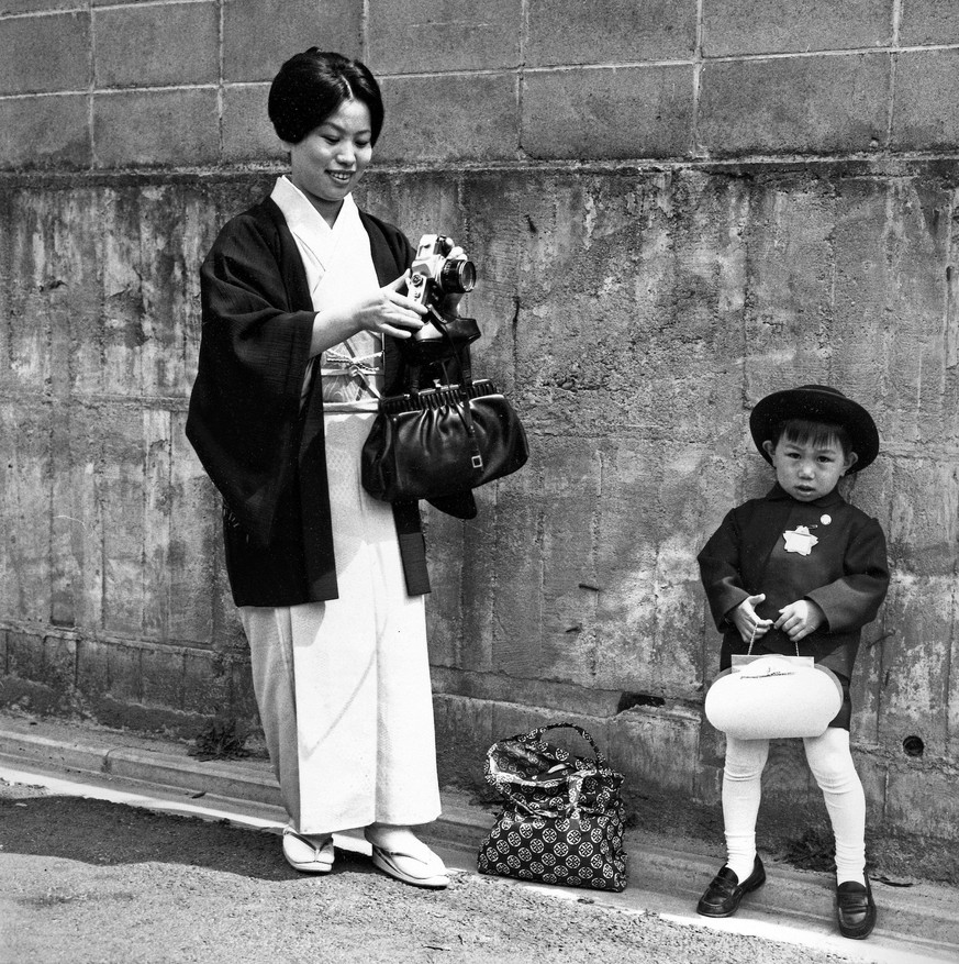 Eine Mutter fotografiert ihren Sohn an seinem ersten Schultag in Japan, 1960er Jahre. A mother taking a photo of her son&#039;s first day at school in Japan, 1960s.