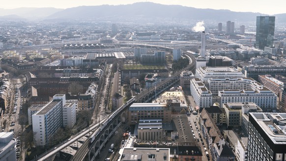 ARCHIVBILD ZUR RECHNUNG 2017 DER STADT ZUERICH, AM DIENSTAG, 13. MAERZ 2018 - View of the city of Zurich with the Uetliberg in the background and the Prime Tower (right), pictured from the Swissmill T ...