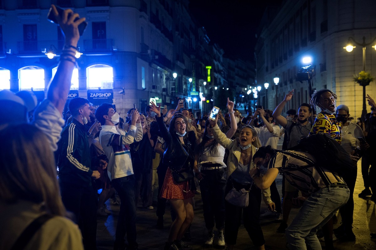 epa09187007 Hundreds of young people celebrate at Madrid's Puerta del Sol at the end of the alarm state, late on 08 May 2021. EPA/Luca Piergiovanni
