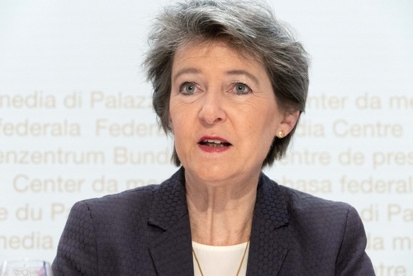 Bundesraetin Simonetta Sommaruga spricht an einer Medienkonferenz zu einem Schutzschirm fuer systemkritische Schweizer Stromunternehmen, am Donnerstag, 14. April 2022, in Bern. Energieministerin Somma ...