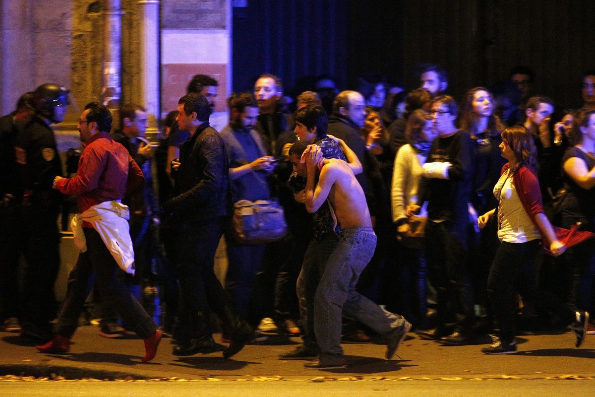epa05023938 Wounded people are evacuated outside the scene of a hostage situation at the Bataclan theatre in Paris, France, 14 November 2015. Dozens of people have been killed in a series of attacks i ...