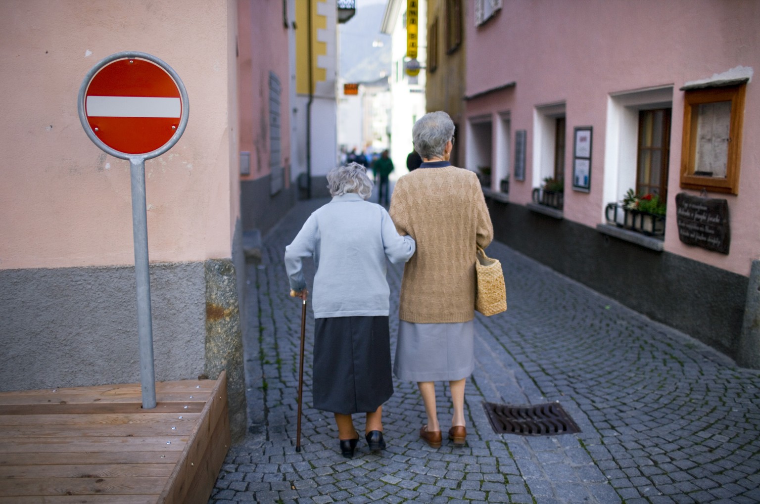 ZUR EIDGENOESSISCHEN ABSTIMMUNG FUER EINE STARKE AHV (AHVPLUS) VOM SONNTAG, 25. SEPTEMBER 2016, STELLEN WIR IHNEN FOLGENDES BILDMATERIAL ZUR VERFUEGUNG - Zwei aeltere Frauen spazieren am 18. Oktober 2 ...