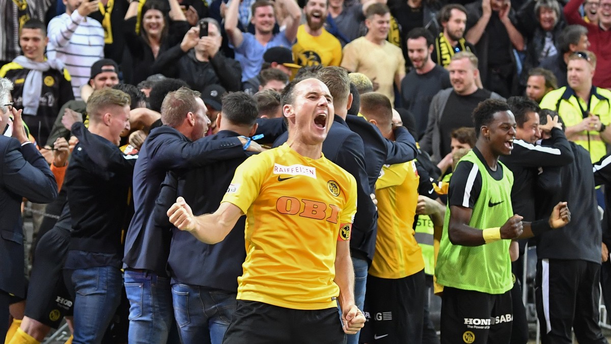 epa06699662 YB's defender Steve von Bergen, center, and midfielder Sekou Sanogo, right, celebrate after their Super League match of BSC Young Boys against FC Luzern, at the Stade de Suisse in Ber ...